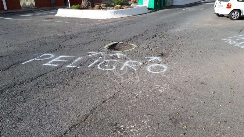 Vecinos de Melenara marcan con spray los socavones de la rotonda (Foto TA)